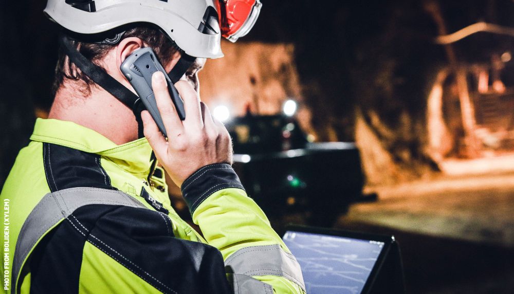 Ondergrondse monteur met helm en tablet controleert Flygt Bibo Alpha installatie