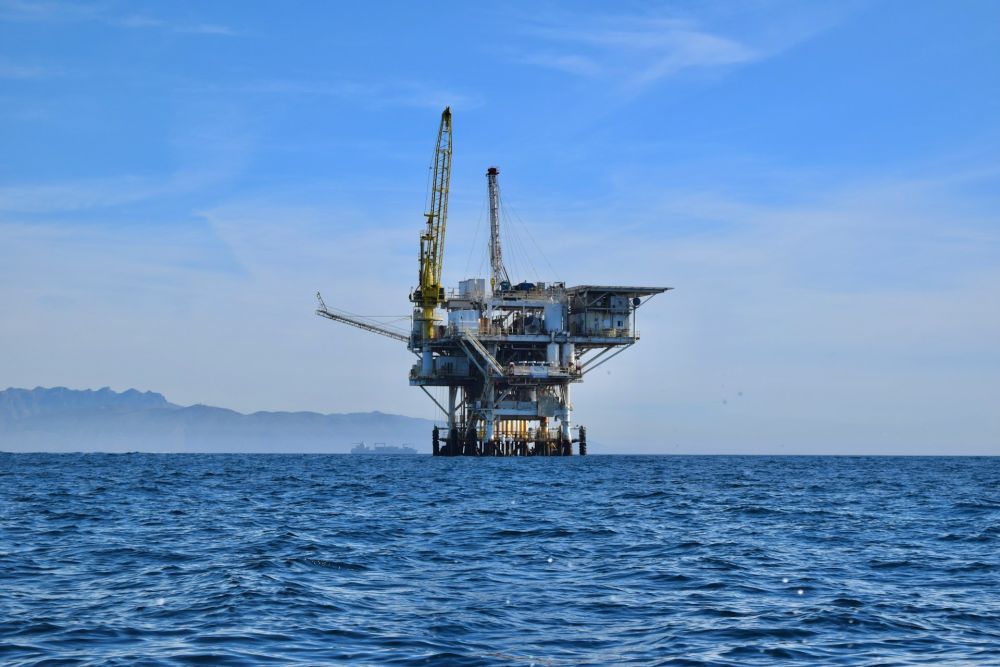 Olie- en gasplatform op open zee, uitgerust met industriële pompen voor offshore toepassingen. Betrouwbare pompoplossingen voor maritieme en offshore industrieën.