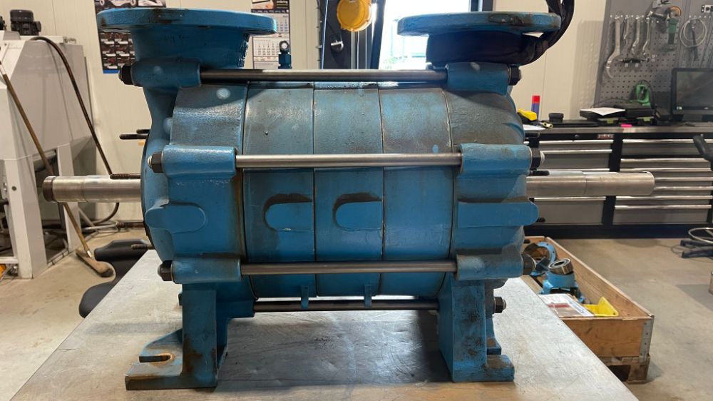 Gedemonteerde Sulzer meertrapspomp op werkbank tijdens revisieproces