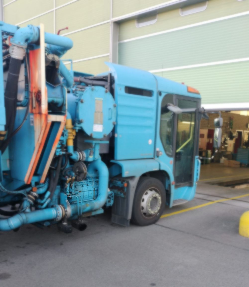 Vacuümwagen met Sulzer meertrapspomp bij werkplaats voor pomponderhoud