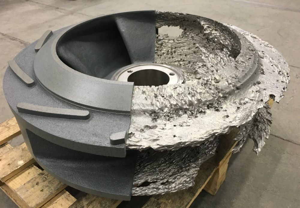 Waaier met extreme slijtage naast exemplaar met nieuwe SiCcast keramische coating