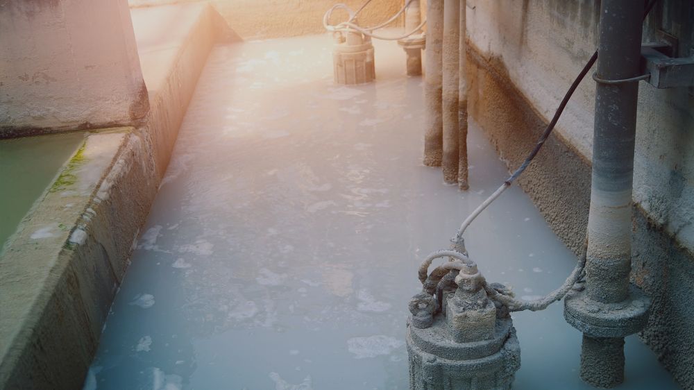 Afvalwaterpomp die actief slib en sediment verwerkt in een afvalwaterbehandelingsinstallatie, essentieel voor efficiënt waterbeheer.